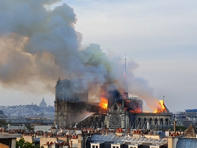 Températures atteintes par la charpente de Notre-Dame de Paris dans l’incendie du 15 avril 2019 déterminées par paléothermométrie Raman